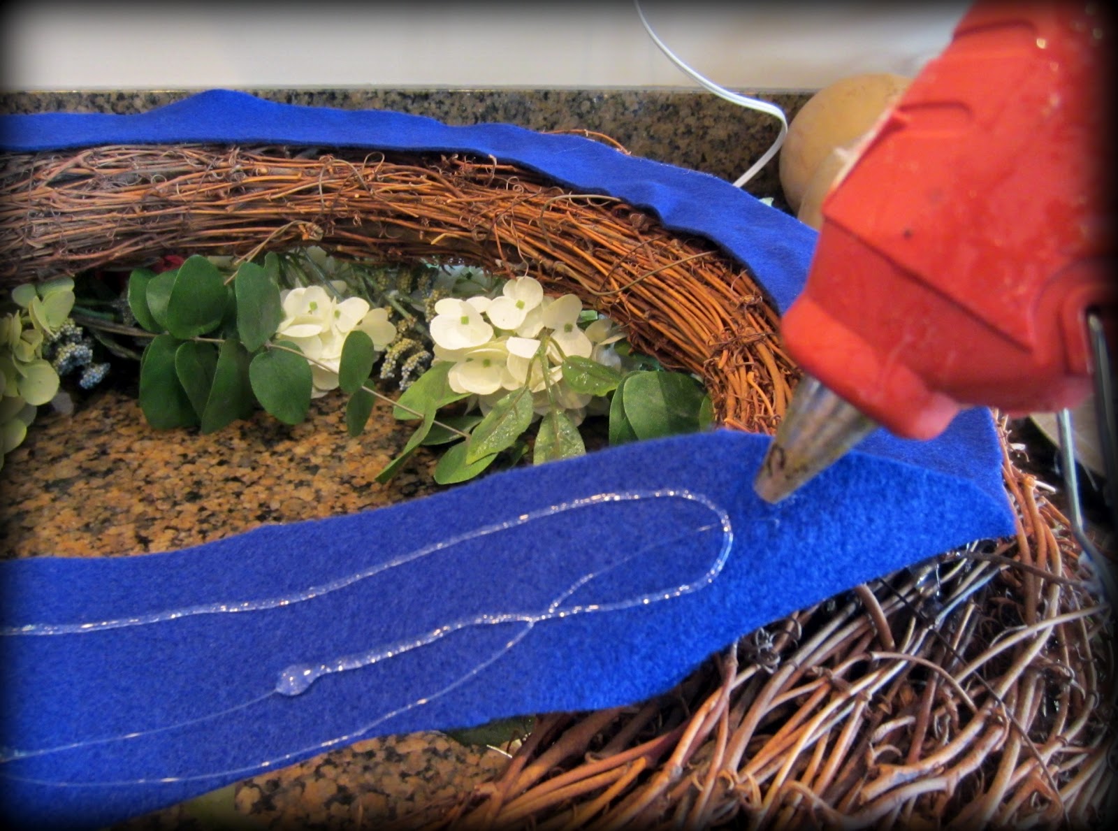 Simply Projects Wreath scratching door???