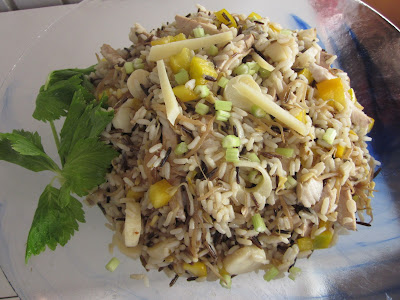 insalata di riso selvaggio, pollo, germogli e cuori di palma