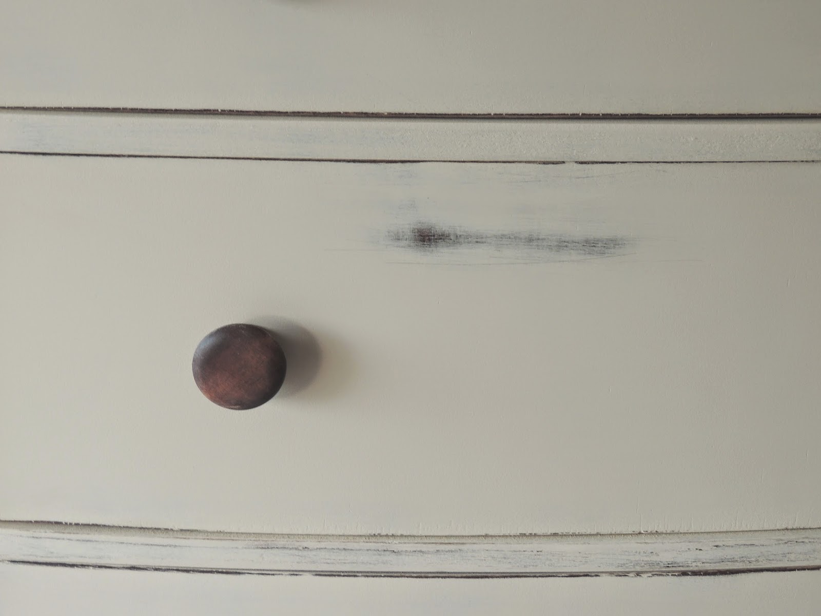 Cream chalk painted dresser using LE CHALK chalk paint powder Cream chalk painted dresser using LE CHALK chalk paint powder