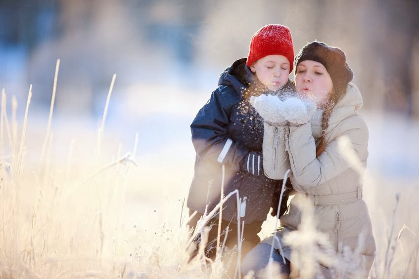 mama i syn śnieg rodzinne ferie zimowe nad morzem