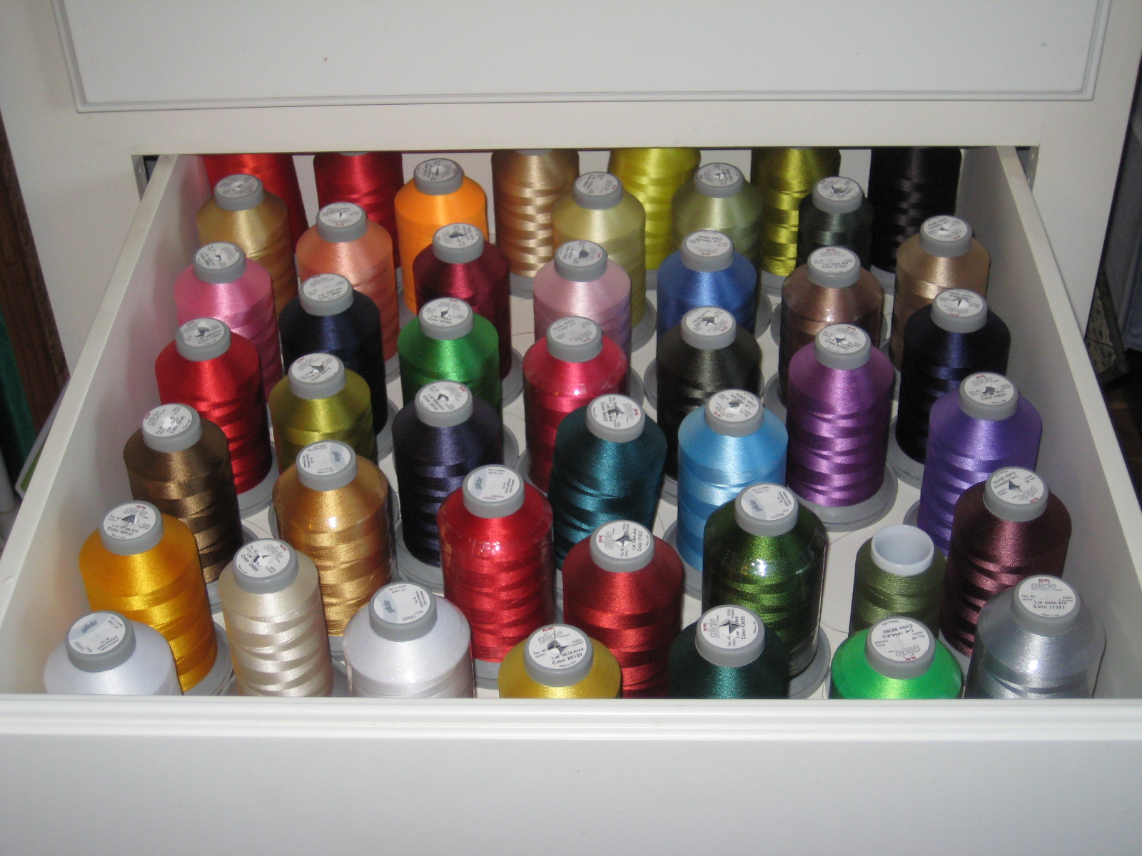 Threads on the floor Thread, tension and storage