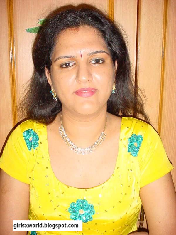 Hottest Tamil Aunty Stills