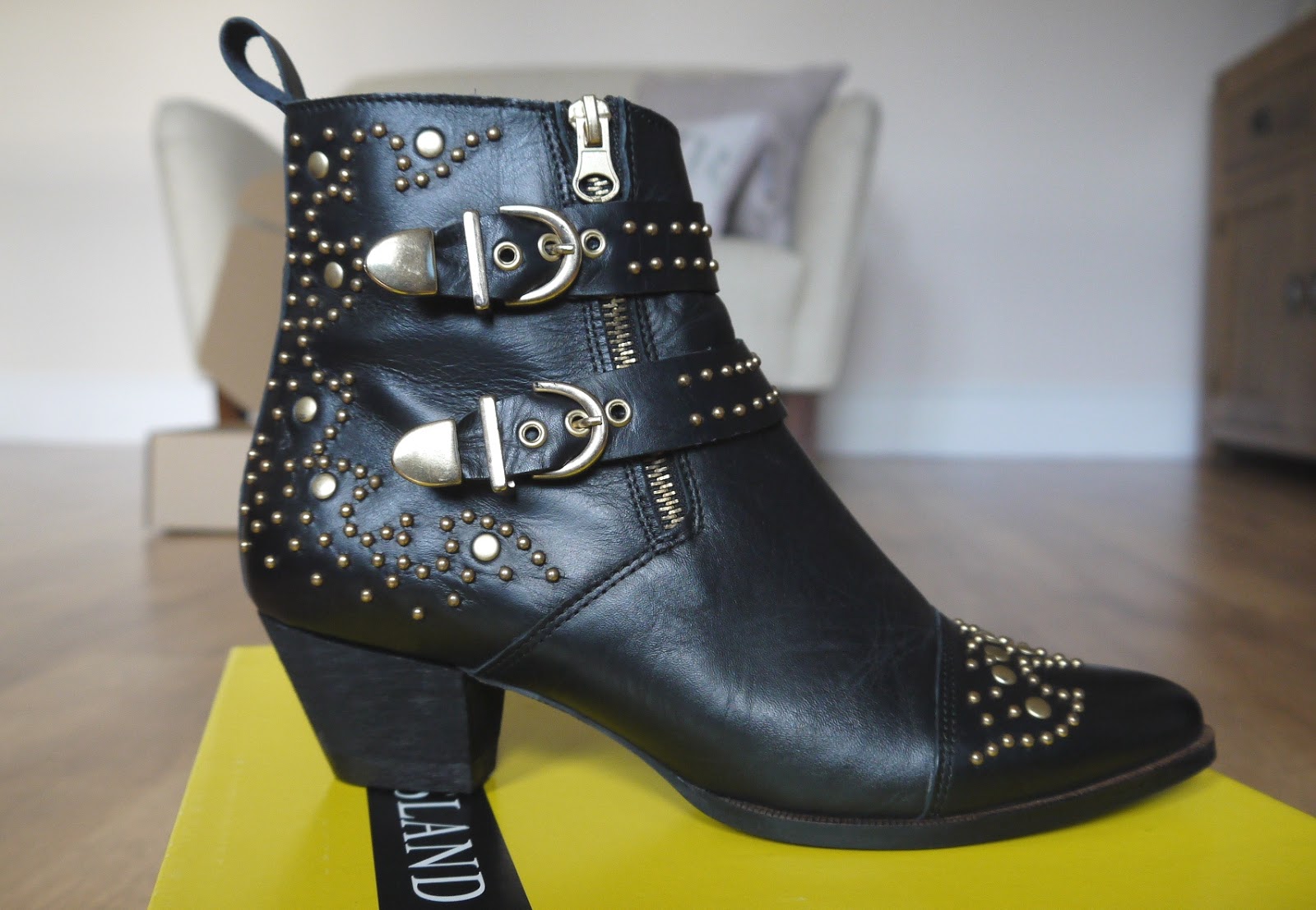 BEAUTY & LE CHIC Love it, Share it! River Island Black Stud Buckle Boots