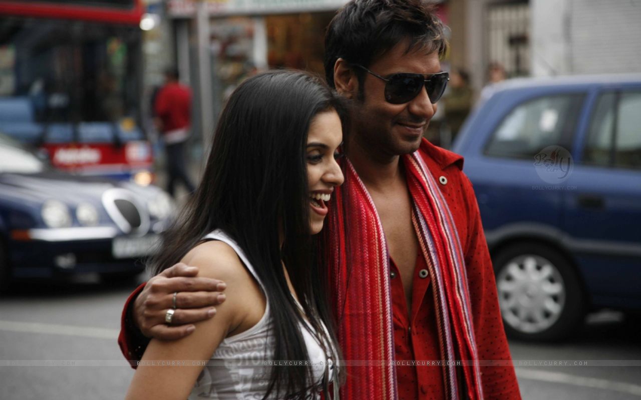 http://4.bp.blogspot.com/-IIE3DMZne3Y/T5k5BCtYjuI/AAAAAAAADFc/_EMU7PqRD9s/s1600/38665-ajay-devgan-with-asin-in-london-dreams-movie.jpg