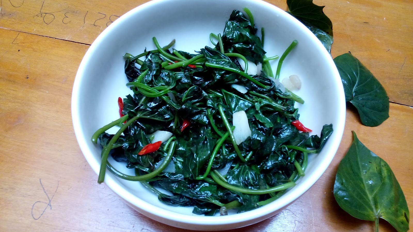 Bersenangsenang di Dapur Tumis Daun Ubi Bersenangsenang di Dapur Tumis Daun Ubi