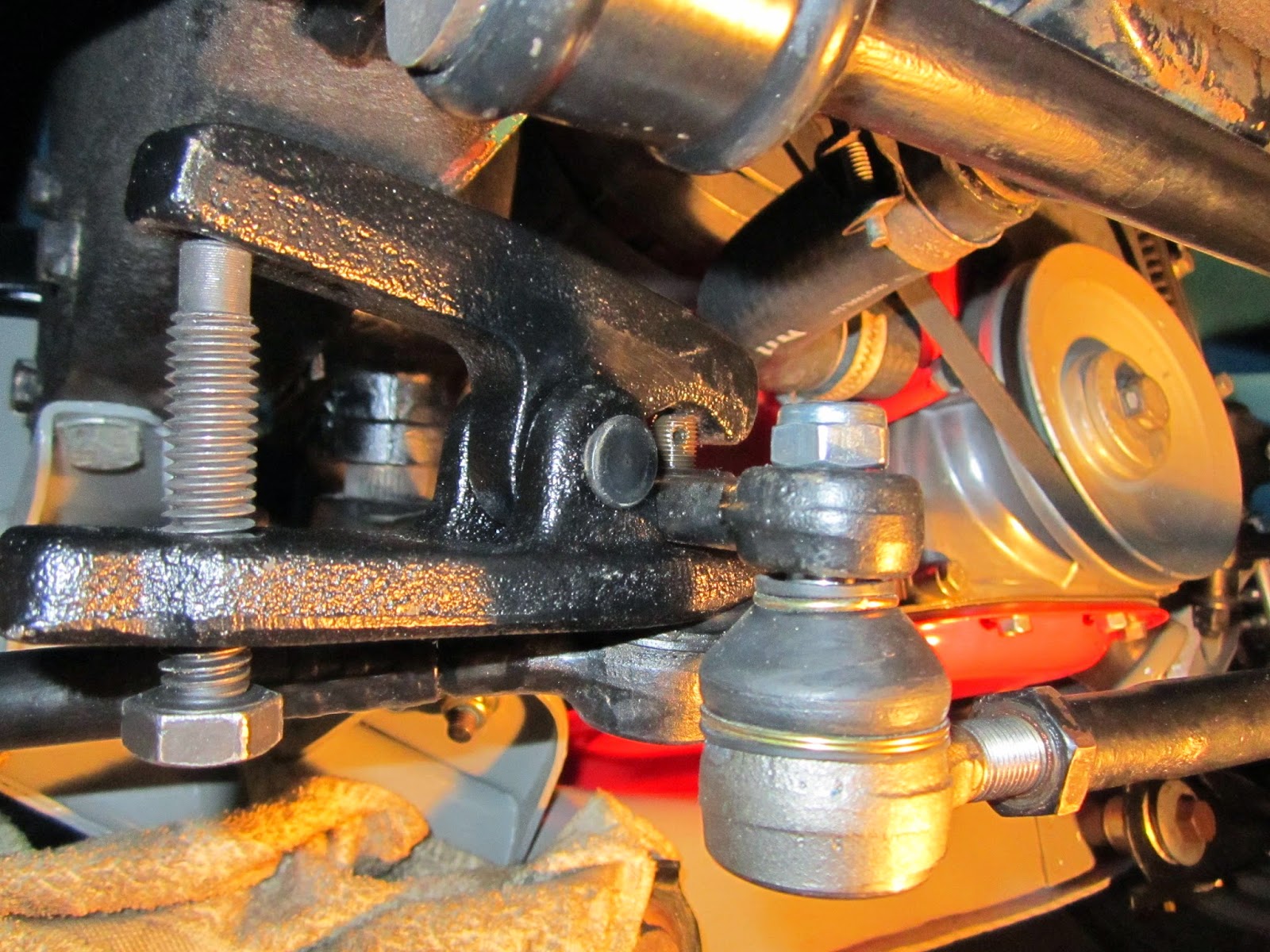 Splitting the tie rod joints Volvo 122S Splitting the tie rod joints Volvo 122S