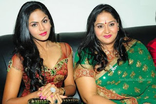 முன்னாள் நடிகை ராதாவின் மகள் இன்னாள் நடிகை கார்திகா - Page 4 Karthika+radha+family+photo7