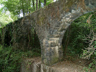 Detall dels arcs de sustentació de l'aqüeducte Detall dels arcs de sustentació de l'aqüeducte
