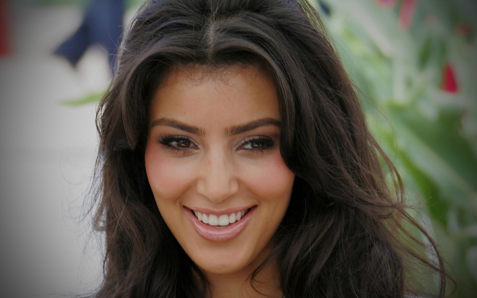 http://4.bp.blogspot.com/-IK2MY-DZ6DA/UFAoM5dulGI/AAAAAAAAJG4/20y1yGhSPmM/s1600/kim-kardashian-glamour-stills-www.chennaifans.blogspot.in+(10).jpg