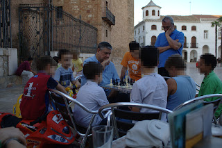 Ajedrez en la plaza: mesa rodeada de niños