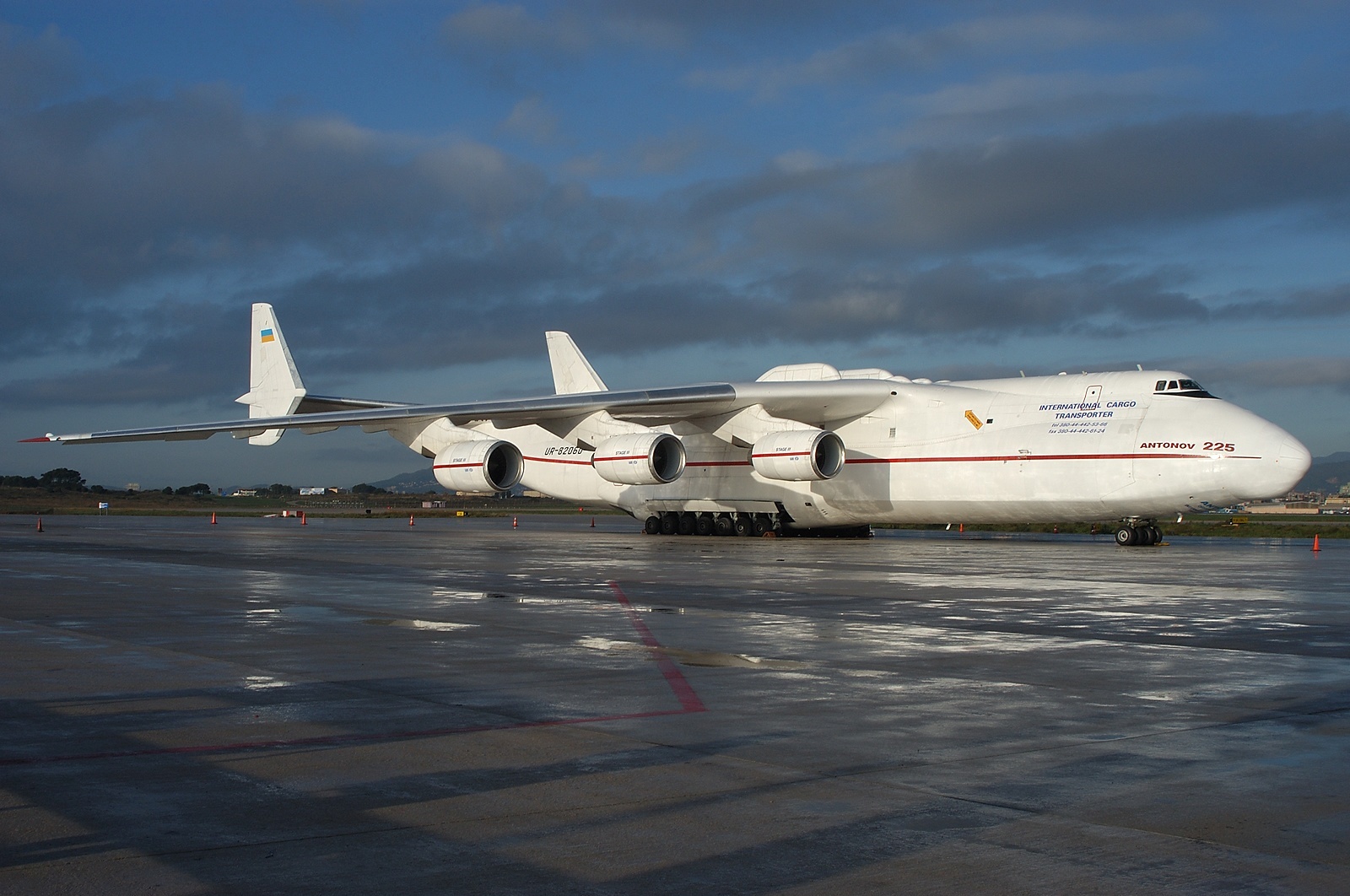 http://4.bp.blogspot.com/-IKRyauxlmRg/T5lE3LlyREI/AAAAAAAAH98/msmwlWpta9c/s1600/antonov_an225_cargo_transporter.jpg