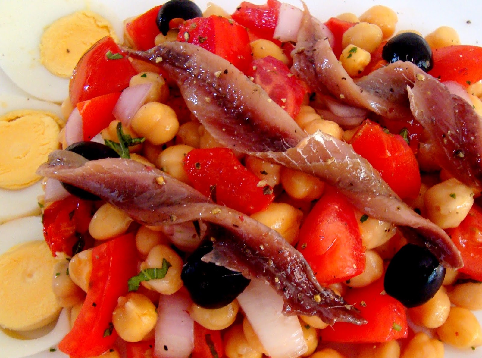 QUIERO SER SÚPER FAMOSA Ensalada de garbanzos con anchoas de L´ Escala