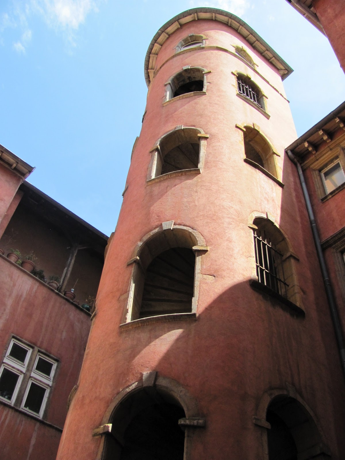 Le guide du logement lyonnais par l'Asso Logement EMLYON Lyon 5