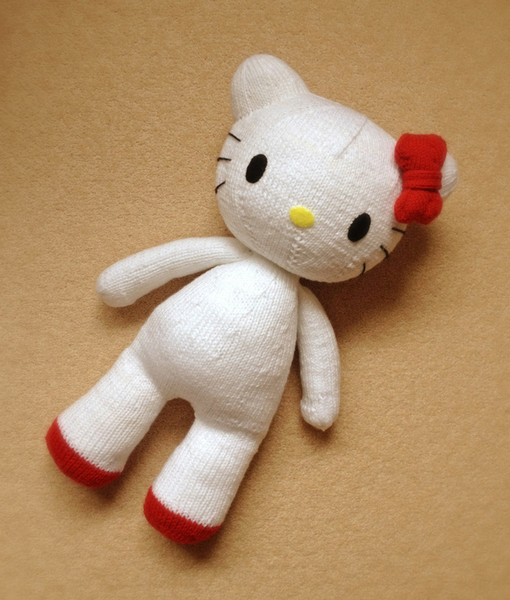 knitterbees: Hello Kitty plush toy pattern