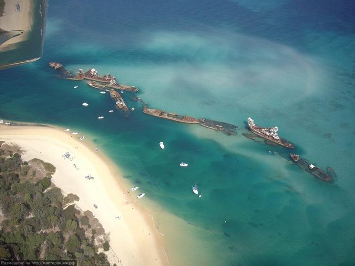Moreton Island — Australia - A large sandy island, 36 km. length and area of 17,500 hectares, 35 km. from Brisbane. The island forms the eastern boundary of Moreton Bay Marine Park to the south-east Queensland. 98% of the island covers the National Park Moreton Islands National Park, which protects its unique vegetation, wildlife, freshwater lakes and springs and its magnificent coastal dunes.