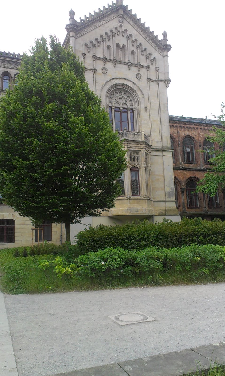 Am Hauptgebäude der Leibniz-U