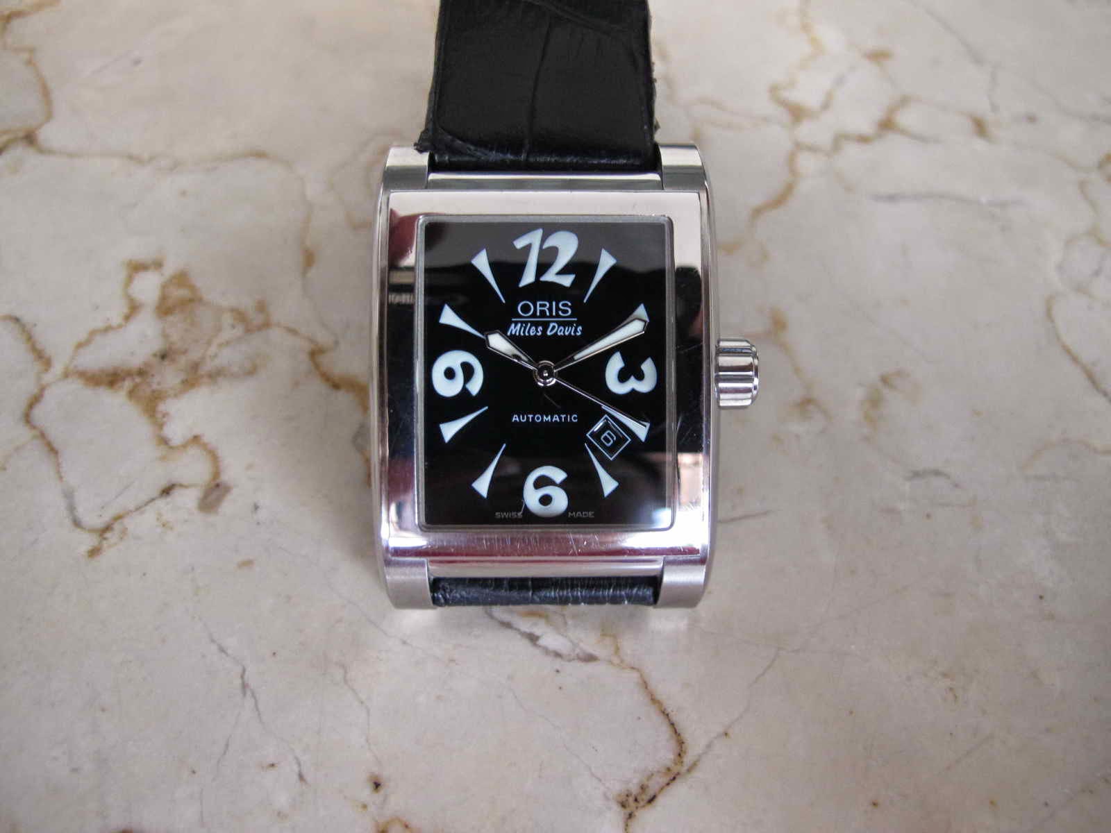 Maximuswatches Jual Beli Jam Tangan Second Baru Original Koleksi Jam Cocok untuk Anda yang sedang mencari jam tangan dengan bentuk kotak TV Shape Swiss Made dan Limited Edition ORIS MILES DAVIS