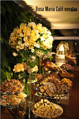 Mesa de doces by Thiago Calil doces, formas flor, chocolate, vaso cristal, decoração, bodas, bandeja prata