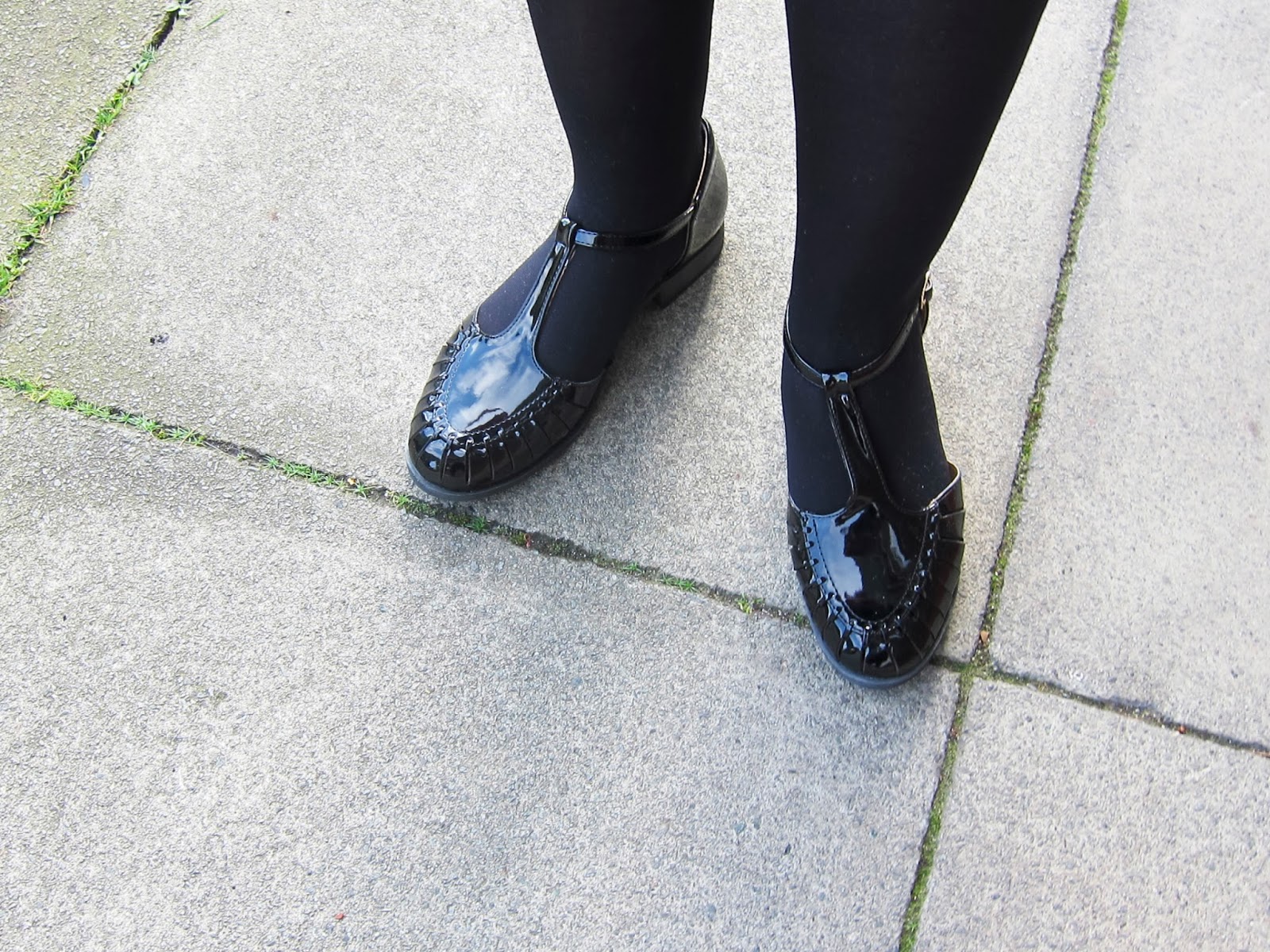 How I Wear Black MaryJane Shoes With A Floral Print Dress that's so