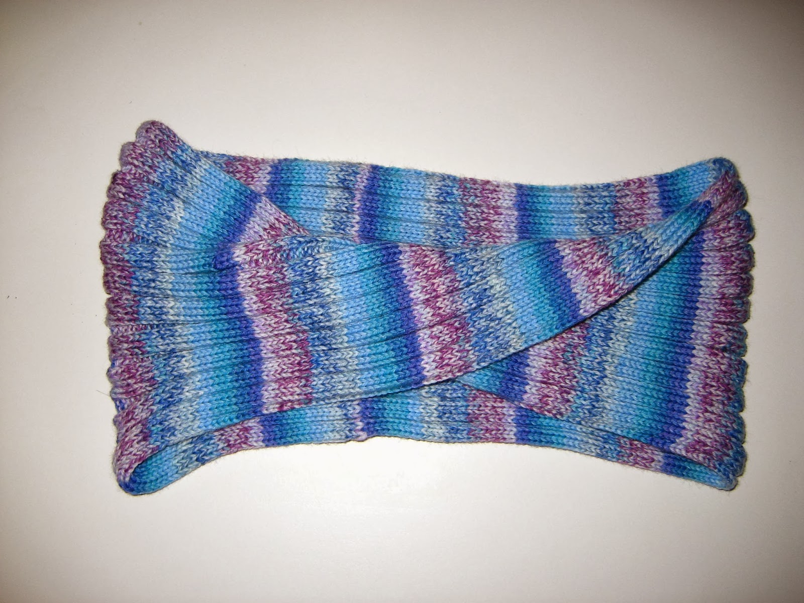 Diana natters on... about machine knitting: Knitting a Bit - Mobius Scarf