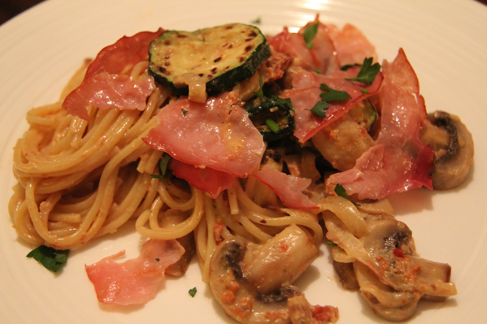 LovelyFoodandDrinks Spaghetti met courgette, rauwe ham, champignons en