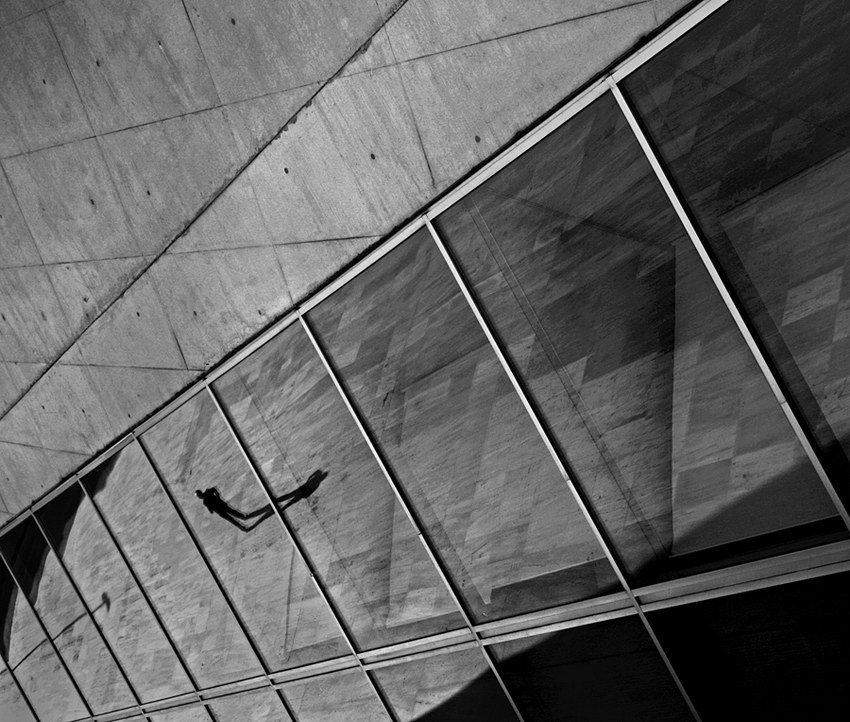 Grafismo Parede e reflexos das vidraças da Casa da Música