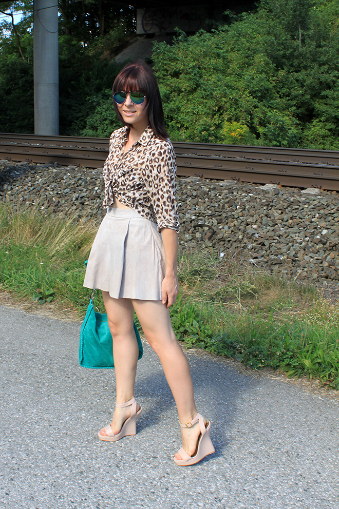 outfit_Trend_veloursleder_rock_H&Mtrend_cropped_bauchfrei_leopard_zara_tuerkis