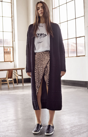 Ropa de moda esencial de invierno Mango mujer. Falda de lentejuelas, camiseta y cárdigan falda de lentejuelas, camiseta y cárdigan invierno de Mango