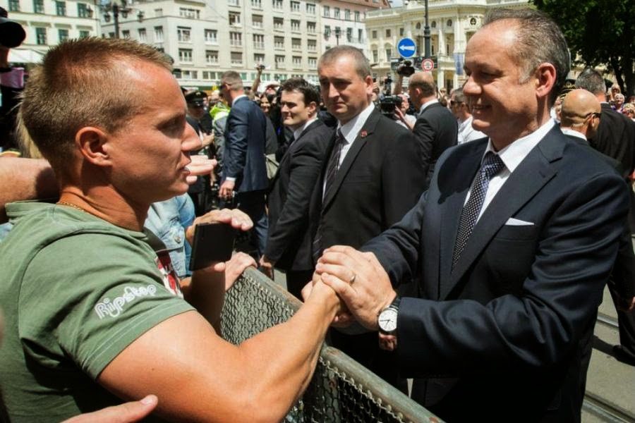 SLLOVAKI – Presidenti, Andrej Kiska jep pagën e parë në ndihmë të të varfërve Andrej_kiska_epa_main