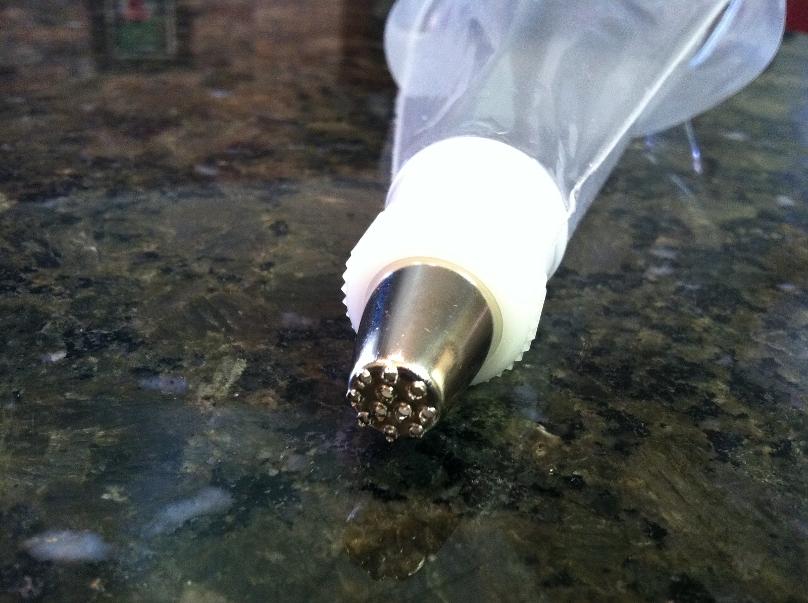 The Iced Queen Piping Grass for Football Cupcakes