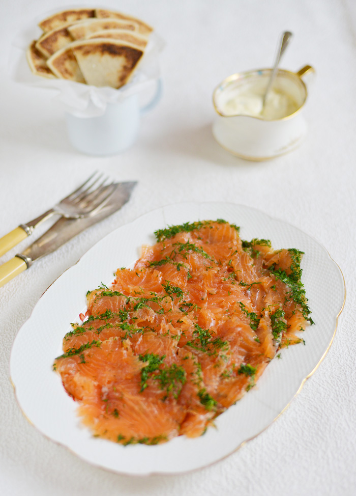 Lemon & Vanilla Gravlax with mustard and dill sauce / Gravlax com