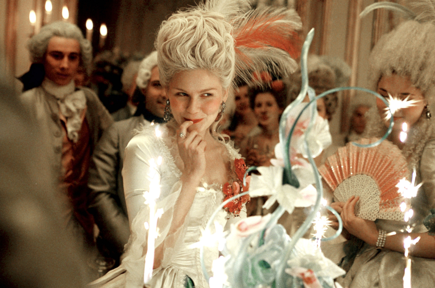 http://4.bp.blogspot.com/-IXMz_4BPymk/Txxu362OqRI/AAAAAAAAHhA/APsgvIMxa-Q/s1600/Marie-Antoinette-kirsten-dunst-96152_1500_994.jpg
