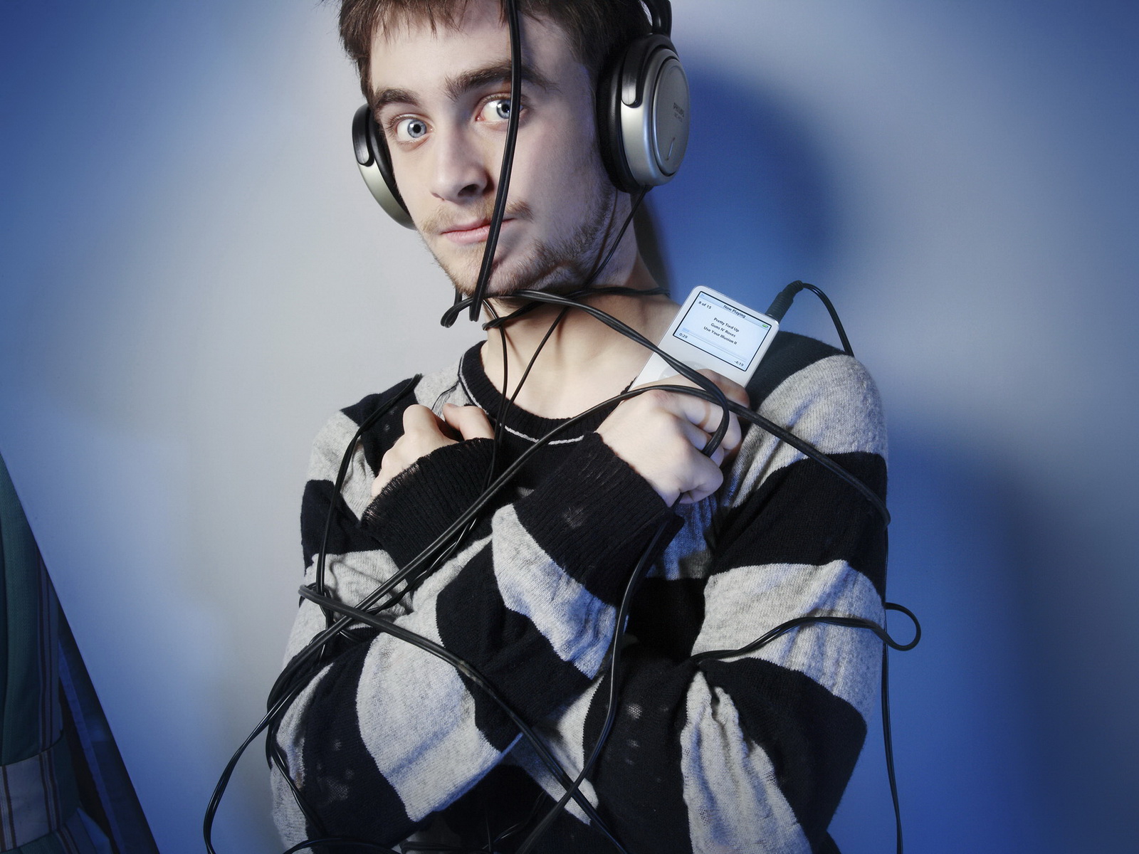 http://4.bp.blogspot.com/-IY-y-FmD-Xs/Ty_8I0in8iI/AAAAAAAAEj4/iQ1Ee3-h3iI/s1600/Daniel-Radcliffe-with-ipod-hot-handsome-young-celeb-desktop-wallpaper-hd-screensaver-background.jpg