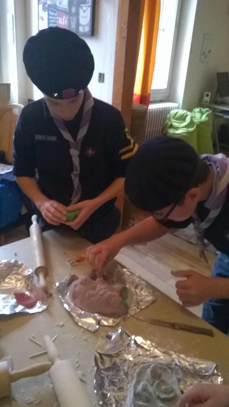 Scouts d'europe 1ère gap: réalisation de crèches par les louveteaux