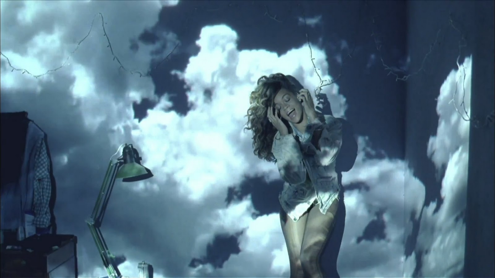 http://4.bp.blogspot.com/-IYvS3Rxagcc/TsvB2zDEfoI/AAAAAAAABRA/0JttFw5wH2Y/s1600/Rihanna+-+We+Found+Love.mp4_snapshot_02.15_%255B2011.10.22_15.22.51%255D.jpg