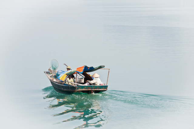 fishermen-of-halong-bay-7.jpg