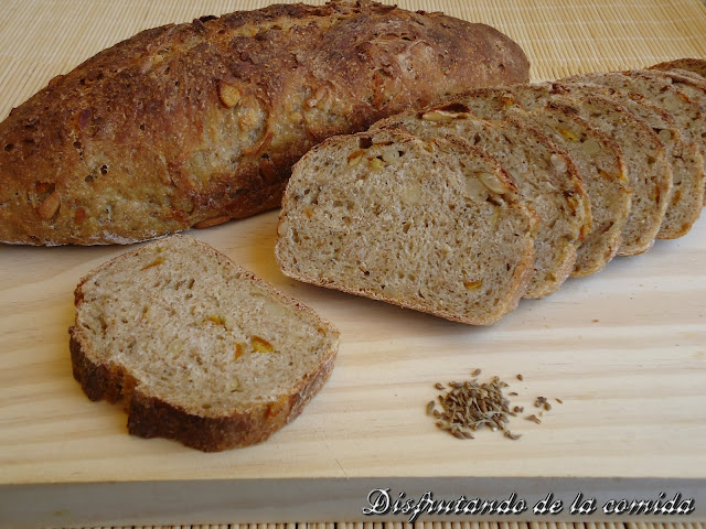 Pan Con Naranja Confitada, Piñones Y Anís 
