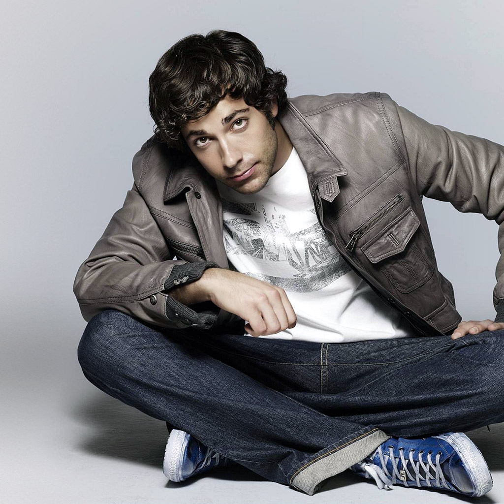 http://4.bp.blogspot.com/-I_ghOf6Klg4/TkKoaVCuM6I/AAAAAAAAAHM/YnBqZz3QtLI/s1600/free-download-wallpapers-iPad-028-zachary-levi.jpg