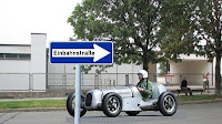Unfassbar: Dieses Fahrzeug befährt tatsächlich eine Einbahnstraße in Gegenrichtung
