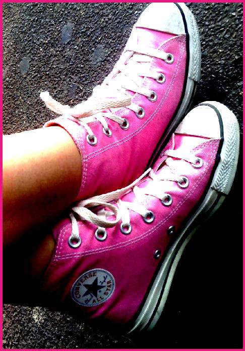 http://4.bp.blogspot.com/-IackShPH_LI/TlsI09L2CQI/AAAAAAAAANg/kKYJh2I_RY0/s1600/Pink_Converse_are_love_by_xoxo_Barbie_xoxo.jpg