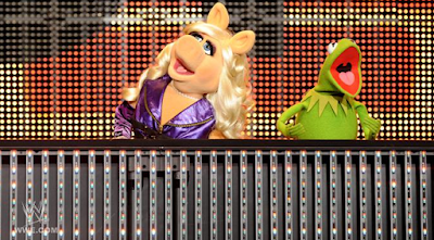 losmopeds en el programa de WWE RAW anunciando su nueva pelicula