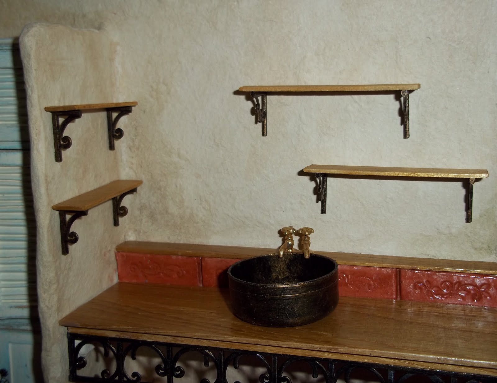 nataliegayleminiatures: Kitchen shelves