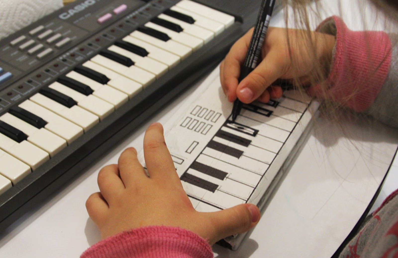 Mamà recicla: Piano de fusta / Piano de madera / Piano de madeira