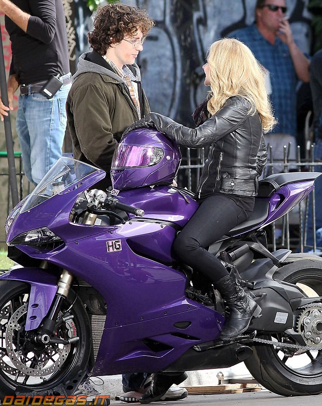 http://4.bp.blogspot.com/-IfcMmrJcJuU/UHw8fvqvzZI/AAAAAAAAEYU/qTNBkfp0LSI/s1600/kick-ass-2-ducati-panigale-viola-purple-2.jpg