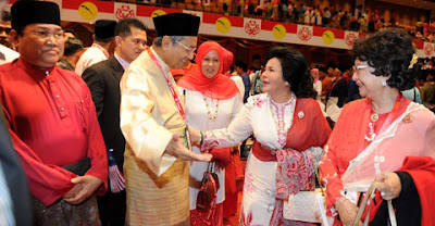 teganuku ucapan najib jurus kepada tuntutan kebangkitan semula umnomantan perdana menteri tun dr mahathir mohamad sambil di perhatikan oleh tun siti hasmah mohd ali, datin puan sri noraini abd rahman selepas ucapan