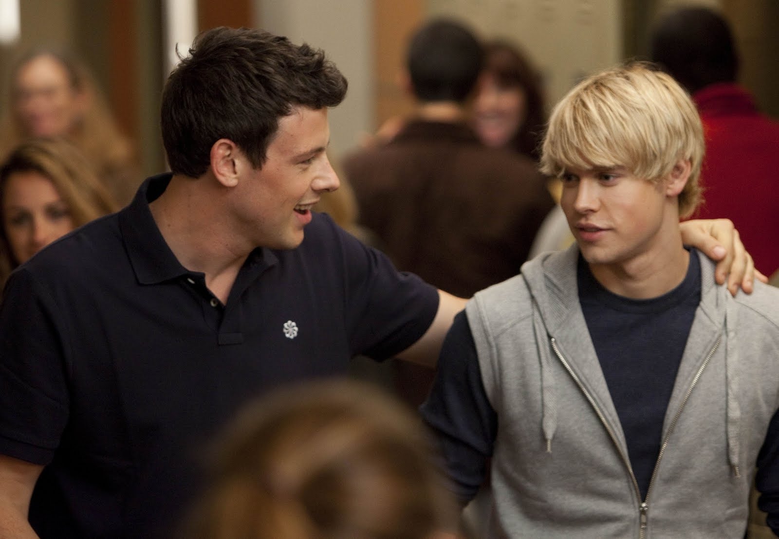 Who has finn dating in glee