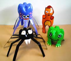 juguetes hechos con botellas