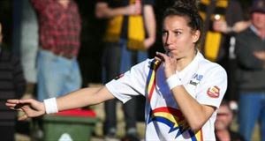 Μία Ελληνίδα στον σκληρό αντρικό κόσμο του φούτμπολ Ελληνίδα στον σκληρό αντρικό κόσμο του φούτμπολ