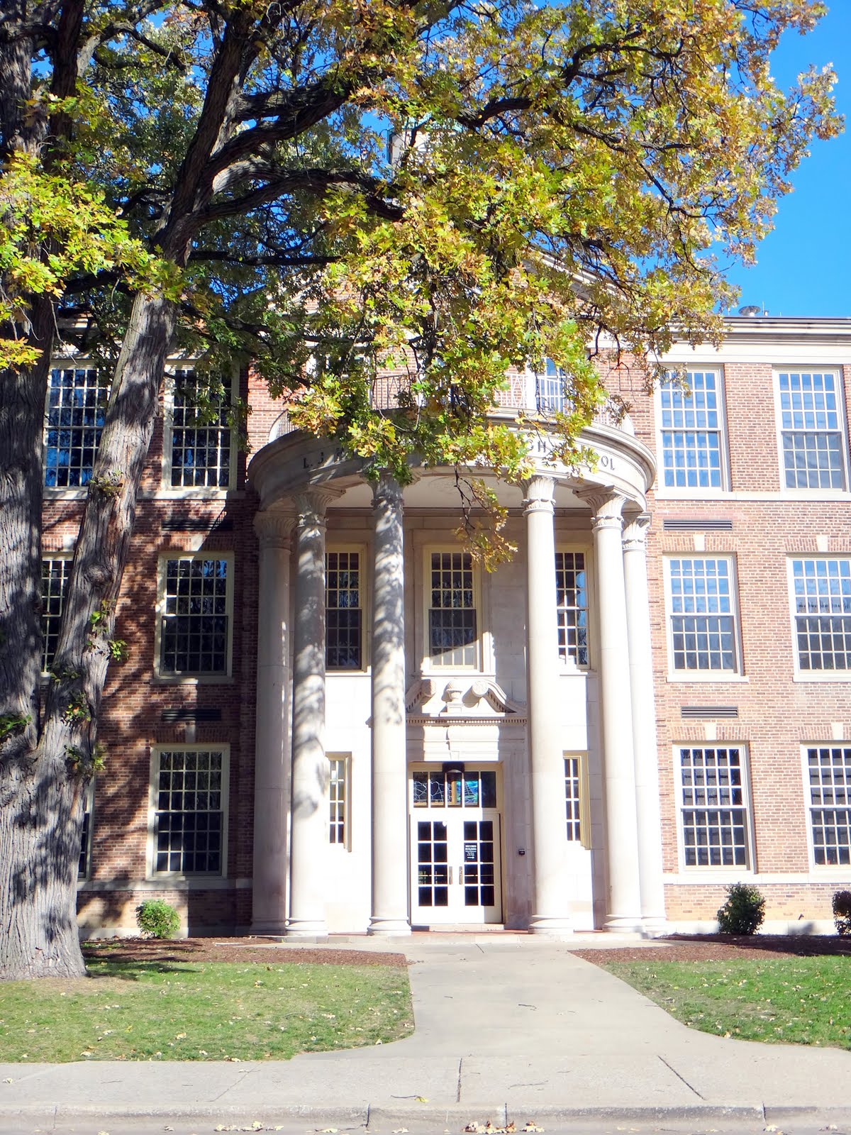 Riverside, Illinois A look at Riverside Illinois' Grade Schools Blythe Park, Ames, St. Mary's
