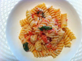 fusilli express con pesto di stracchino e pomodorini